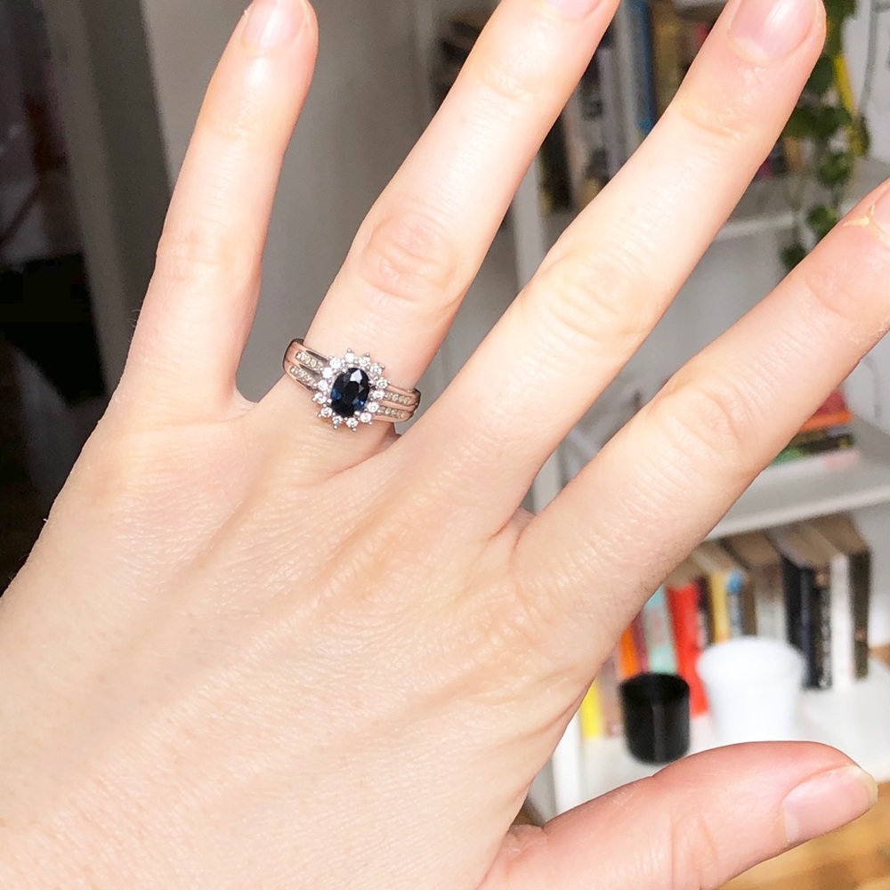 Sapphire and diamond ring in 14 k white gold